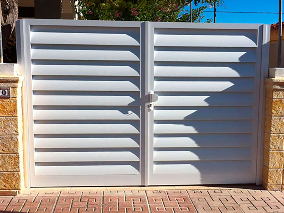 Valla y Puerta Exterior en Aluminio Blanco