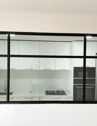 Separación interior con ventana aluminio para cocina